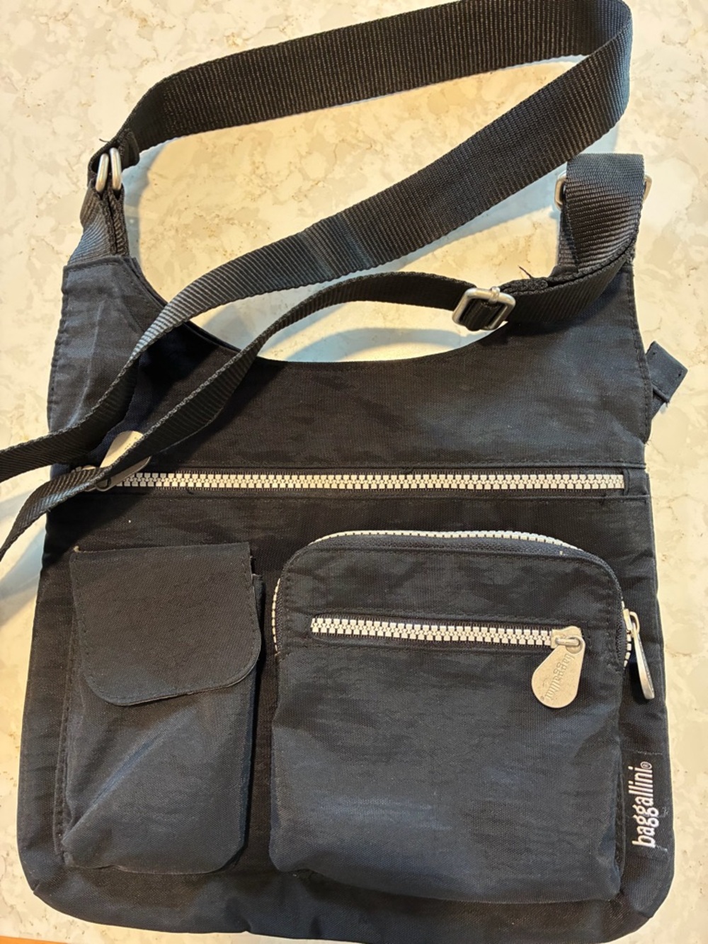 Baggallini Black Womens Crossbody bag with pockets.